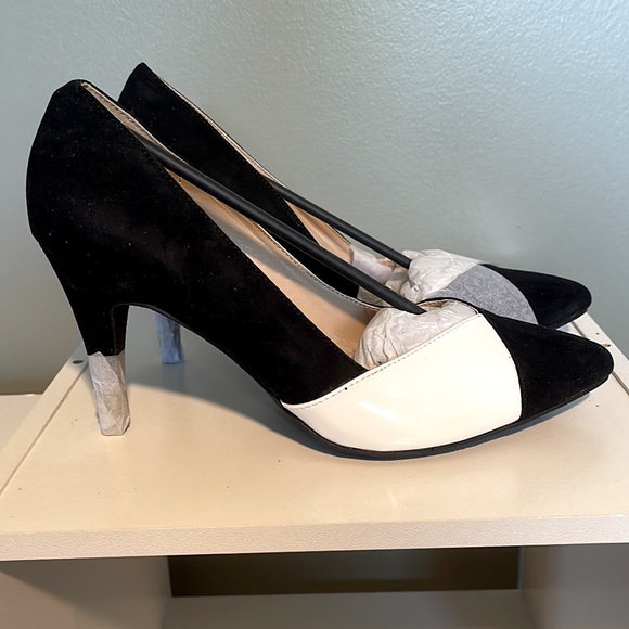 CUSHION WALK by Avon black and white pumps in faux suede and patent leather. - Picture 2 of 4